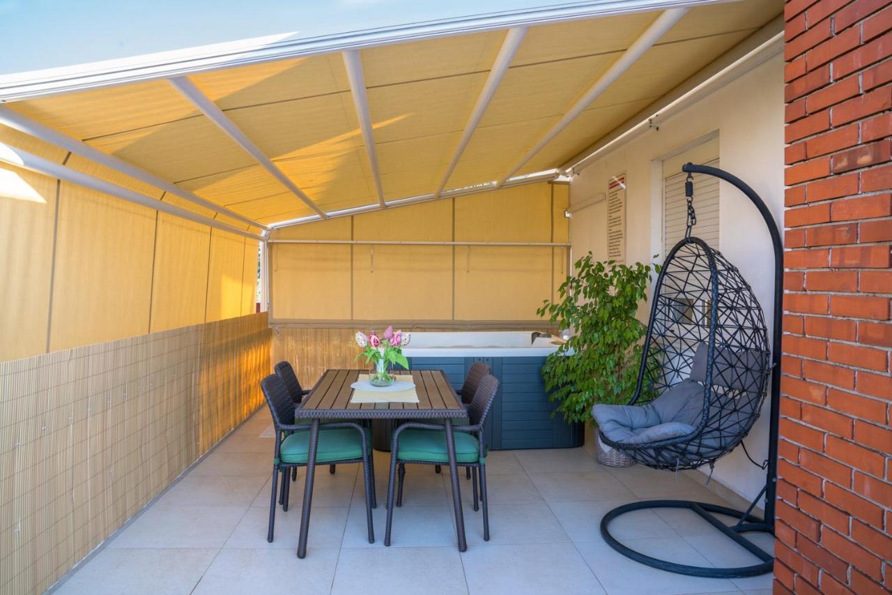 Apartment Paula With Private Jacuzzi And Parking- Near The Beach Zadar Exterior foto