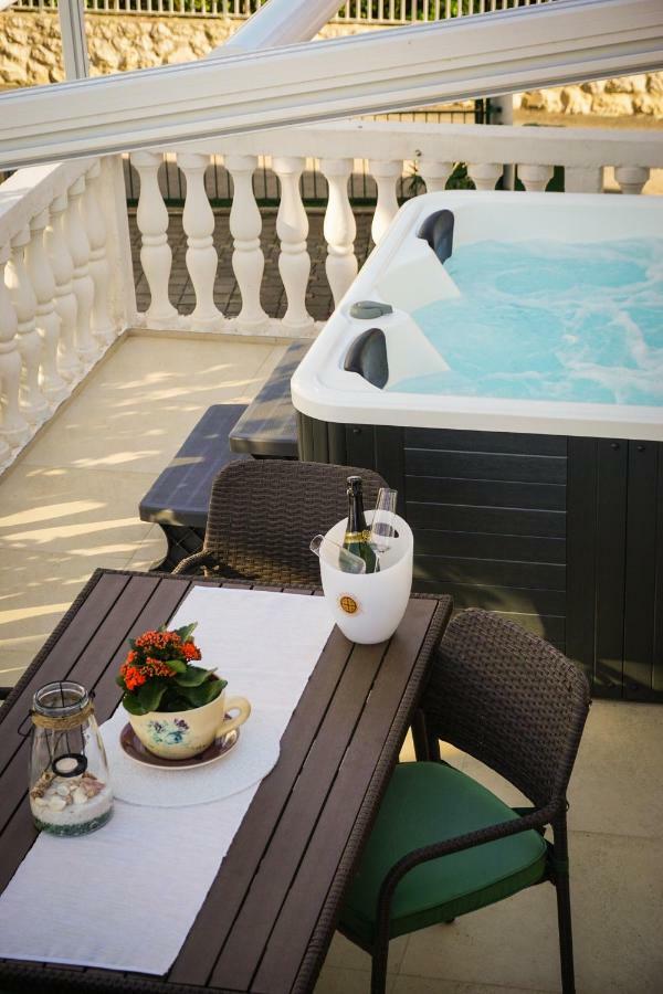 Apartment Paula With Private Jacuzzi And Parking- Near The Beach Zadar Exterior foto